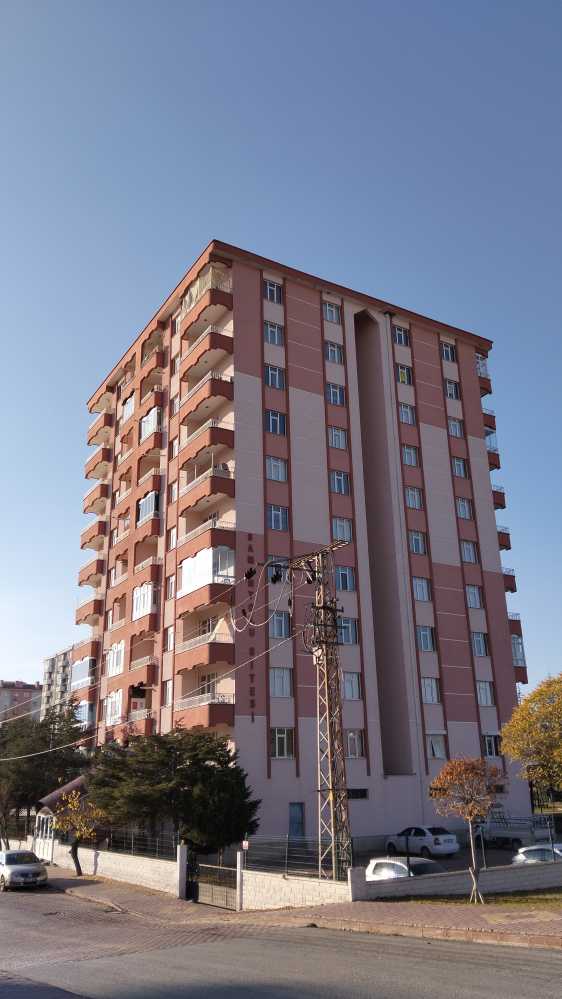 BOSNADA ÜNİVERSİTE KAMPÜSÜ KARŞISINDA KİRALIK 3+1 ARA KAT DAİRE